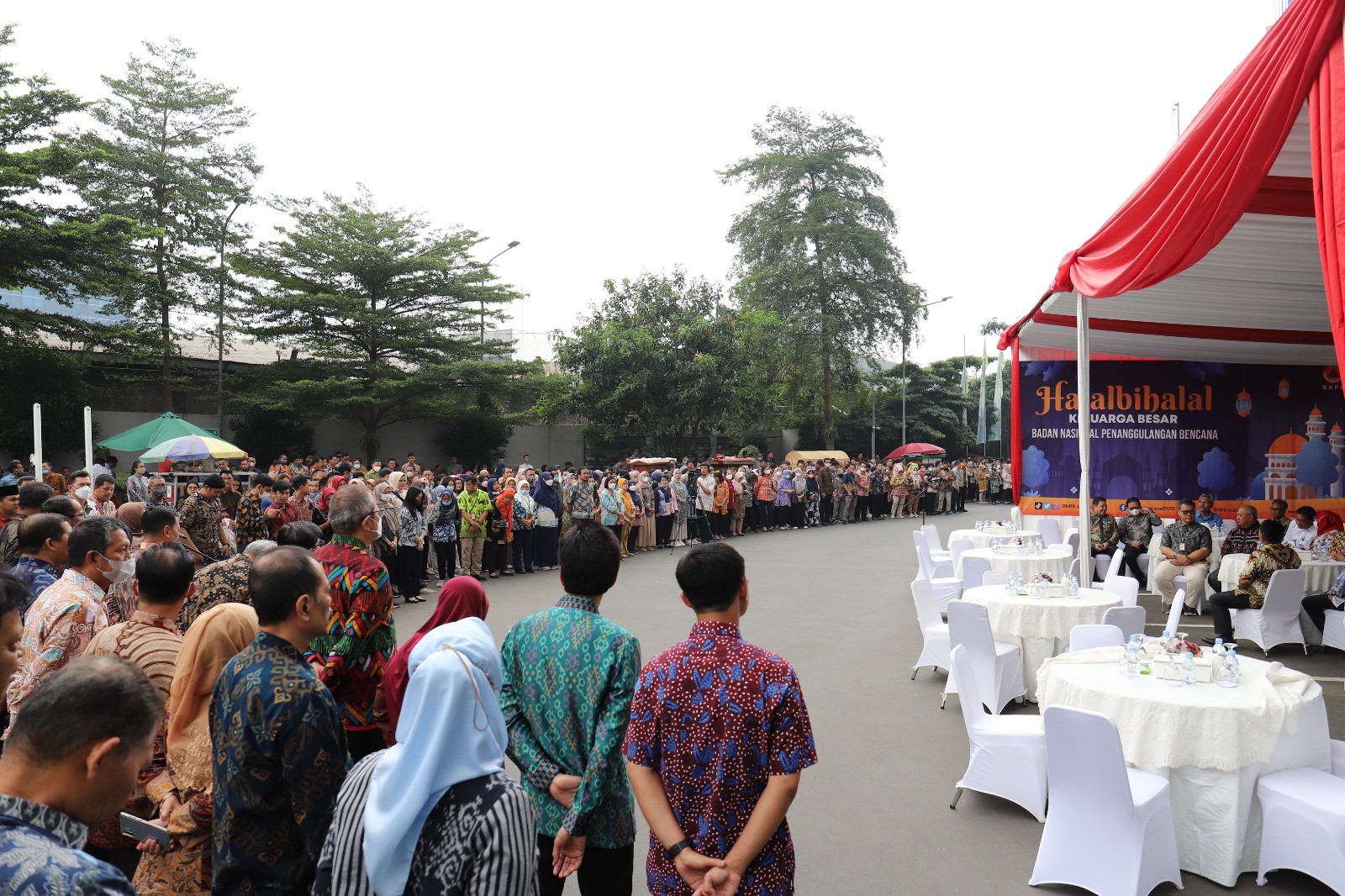 Suasana Apel yang diikuti oleh seluruh pegawai BNPB di Graha BNPB, Jakarta pada Selasa (2/5).